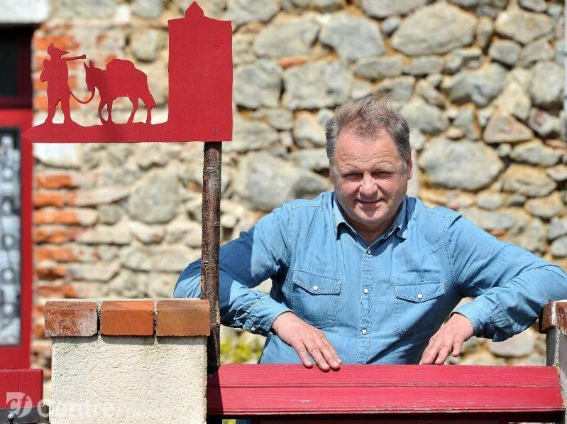 Les Maitres Sonneurs Bed & Breakfast Huriel Bagian luar foto