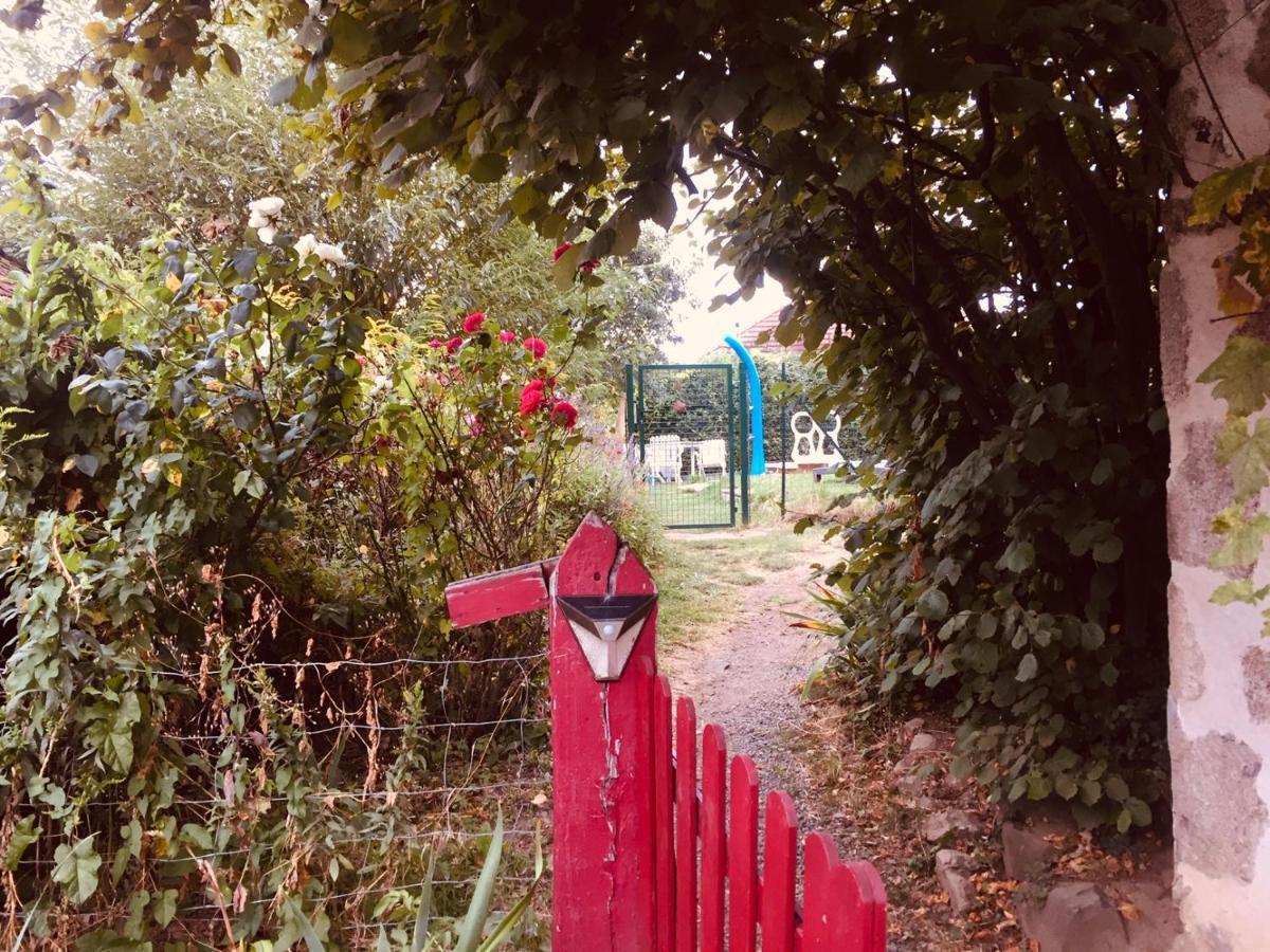 Les Maitres Sonneurs Bed & Breakfast Huriel Bagian luar foto
